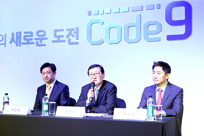 신한카드 위성호 사장(가운데)이 29일 오전 서울 종로구 그랑서울 나인트리 컨벤션에서 열린 '신한카드의 새로운 도전, Code9' 기자간담회 참석해 기자들의 질문에 답하고 있다.