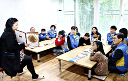 쇠를 먹는 불가사리 구연동화를 아동과 함께 듣는 모습