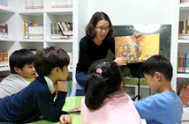 북리더 봉사단의 이야기를 듣고 있는 지역아동센터아이들의 모습