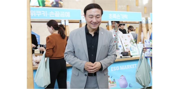 ESG 마켓에 방문한 신한카드 사장님 사진