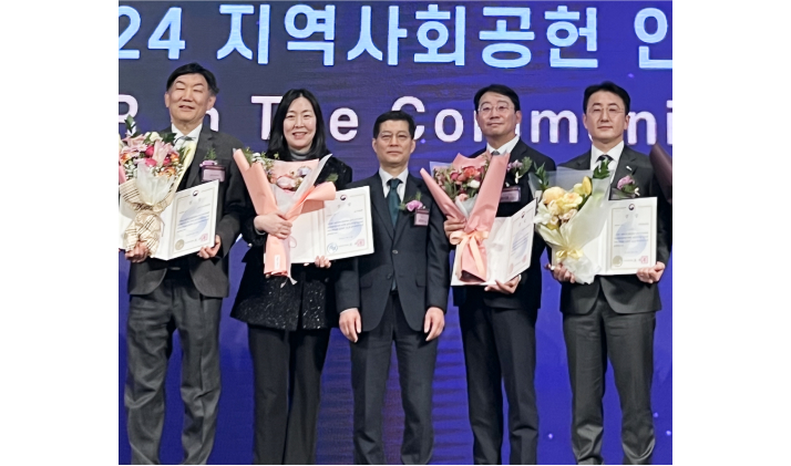 신한카드 지역사회공헌 인정제 6년연속 인정기업 및 보건복지부장관상 수상 사진