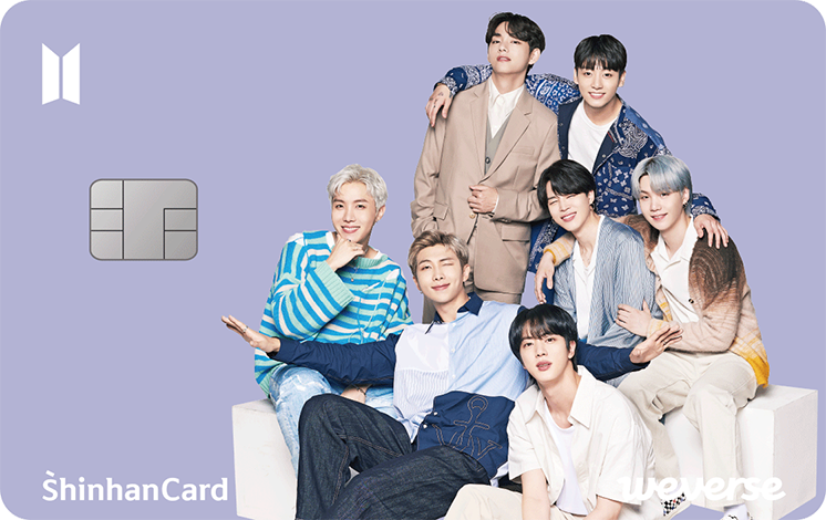 BTS가 소파에 앉아있는 연보라색 카드