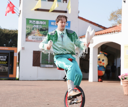 외발자전거타는 서커스원